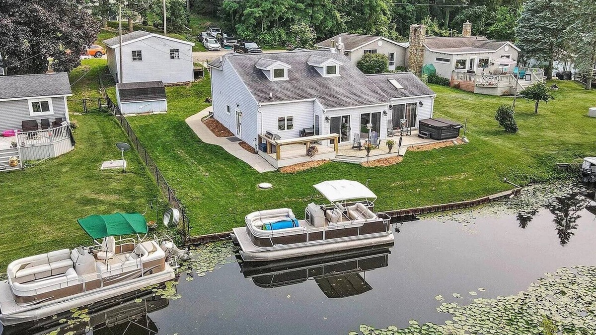 Horton House | All Sports Big Wolf lake house that sleeps 12!