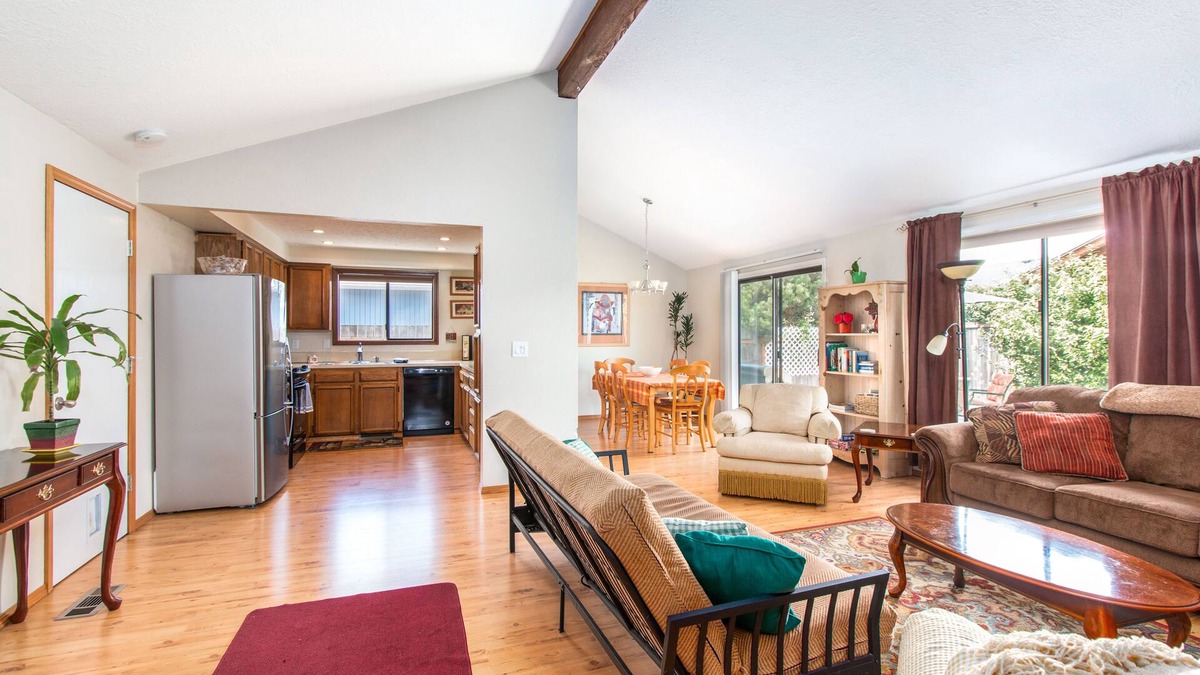 Keizer House | All the Comforts of Home Salem 3 br/2ba Family Neighborhood - 5 Min to Downtown