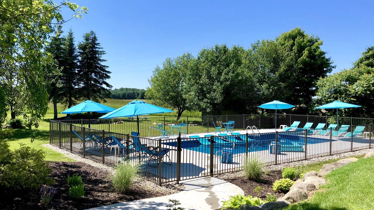 Fennville House | ALLEGAN ORCHARDS Sleeps25,Pool,HotTub,3Acres, Fireplce,FirePit,PoolTable,PingPng