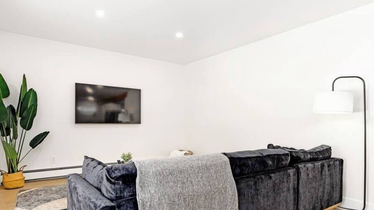 Southwest Edmonton House | Allendale. Sleeps 6. 1 King 2x DBL. 1GB. 5 MIN UOFA.