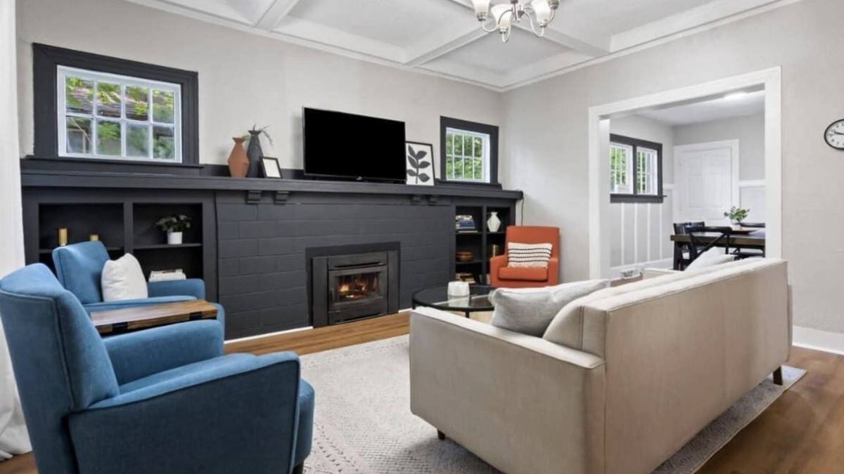 Des Moines House | Alluring Home Near Drake University