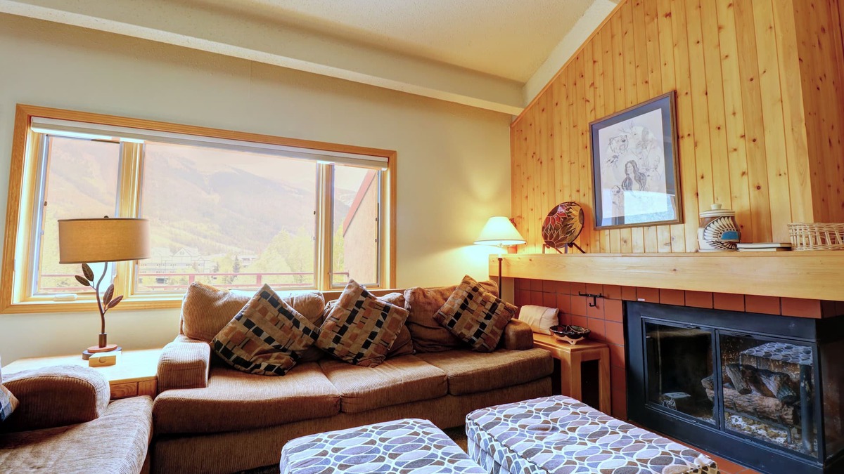 East Village at Copper Condo | Alluring Lofty Condo In East Village PG310