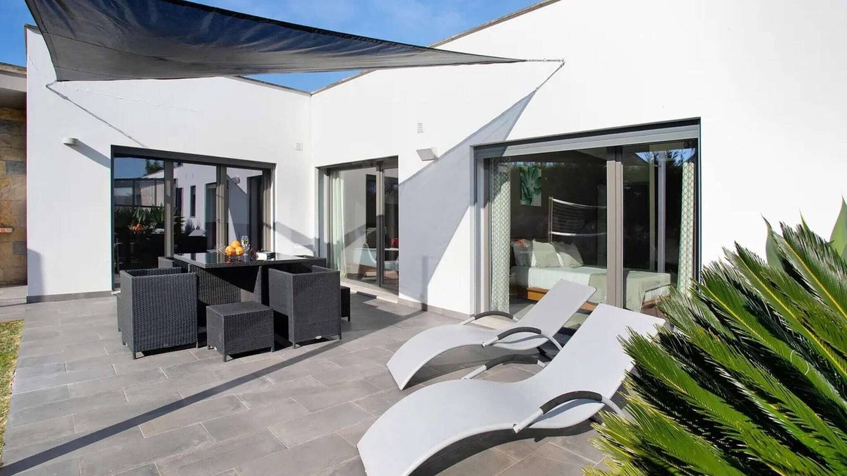 Caldas da Rainha Villa | Alluring Villa with Private Pool, Garden and Coast