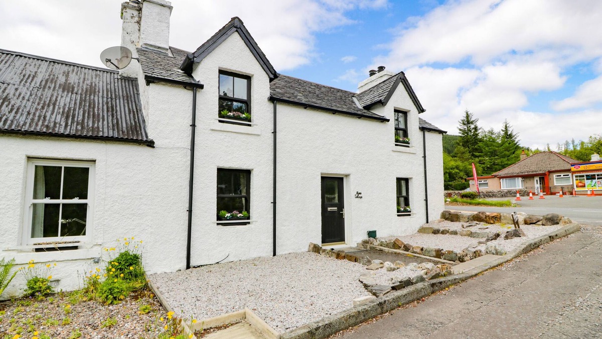 Tyndrum Cottage | ALMA COTTAGE, pet friendly, with a garden in Tyndrum