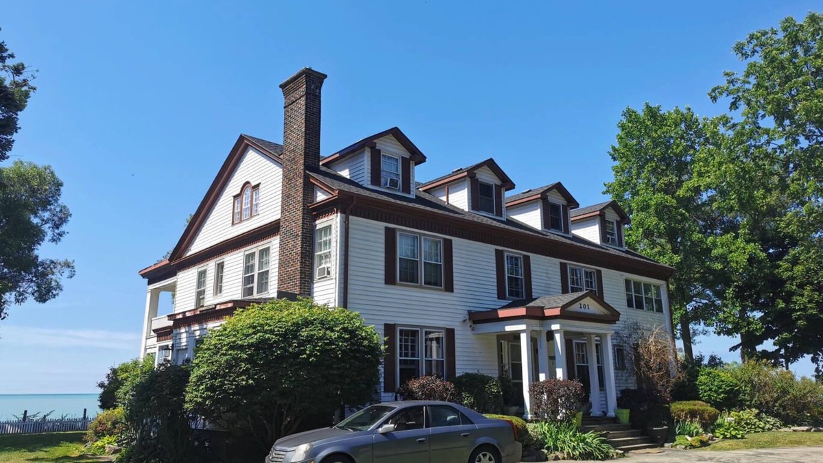 Port Stanley Villa | "Alma Villa - Historic Lakefront Mansion w/Hot Tub"