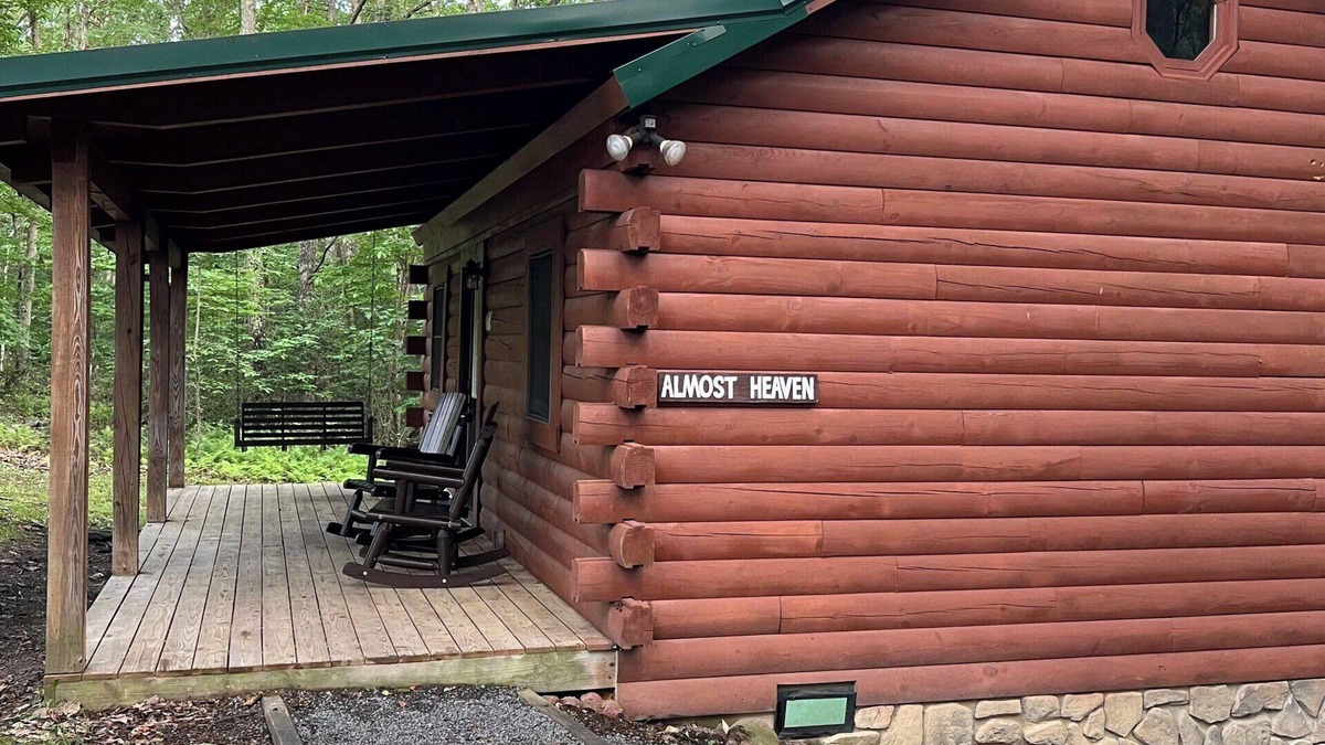 Hico Cabin | Almost Heaven 1BR Cabin: Romantic Retreat with Hot Tub