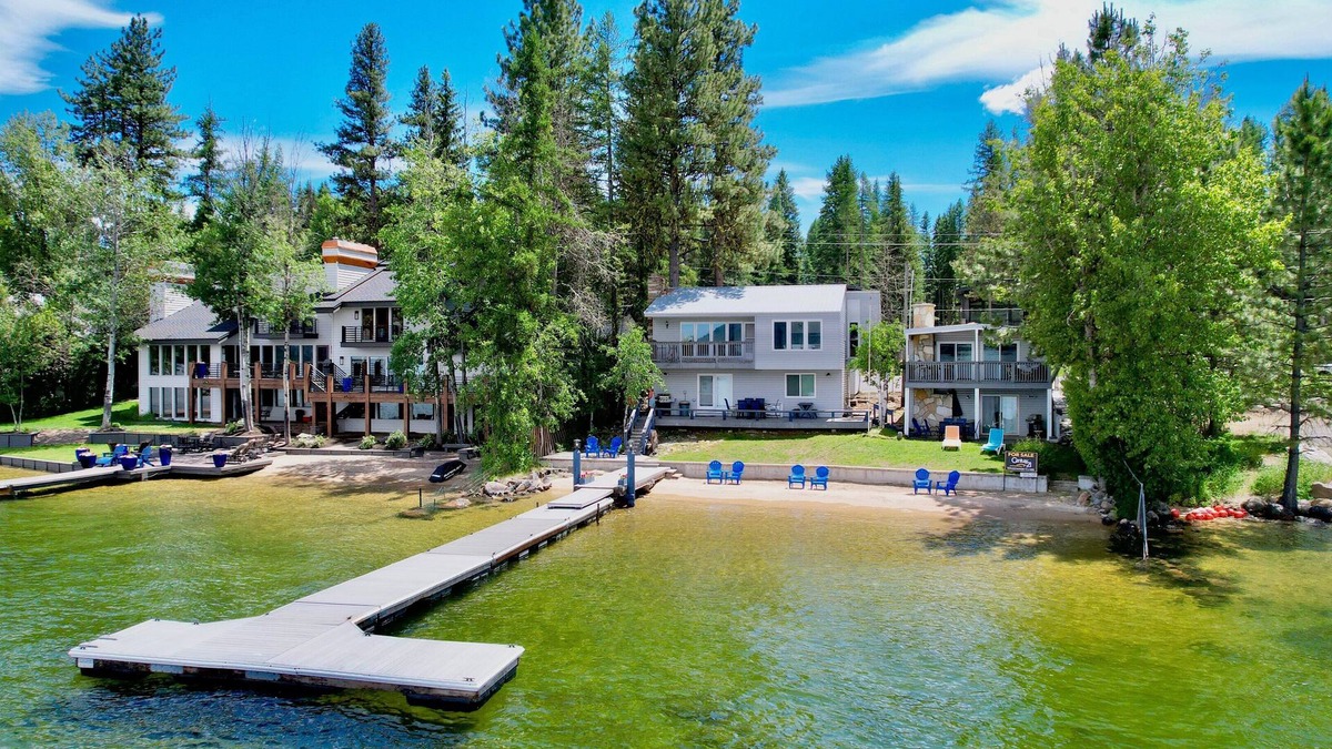 McCall House | Almost Heaven-Lakefront-Shared dock w/Annie's Place-Rent both for a 6-room getaway for large groups!