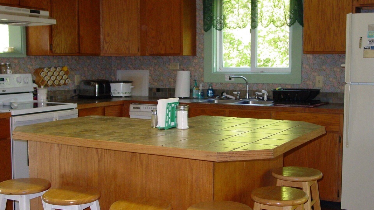 Ketchikan Apartment | Almost Home 3-bdrm overlooking Knudson Cove Marina. Fishermen & families welcome