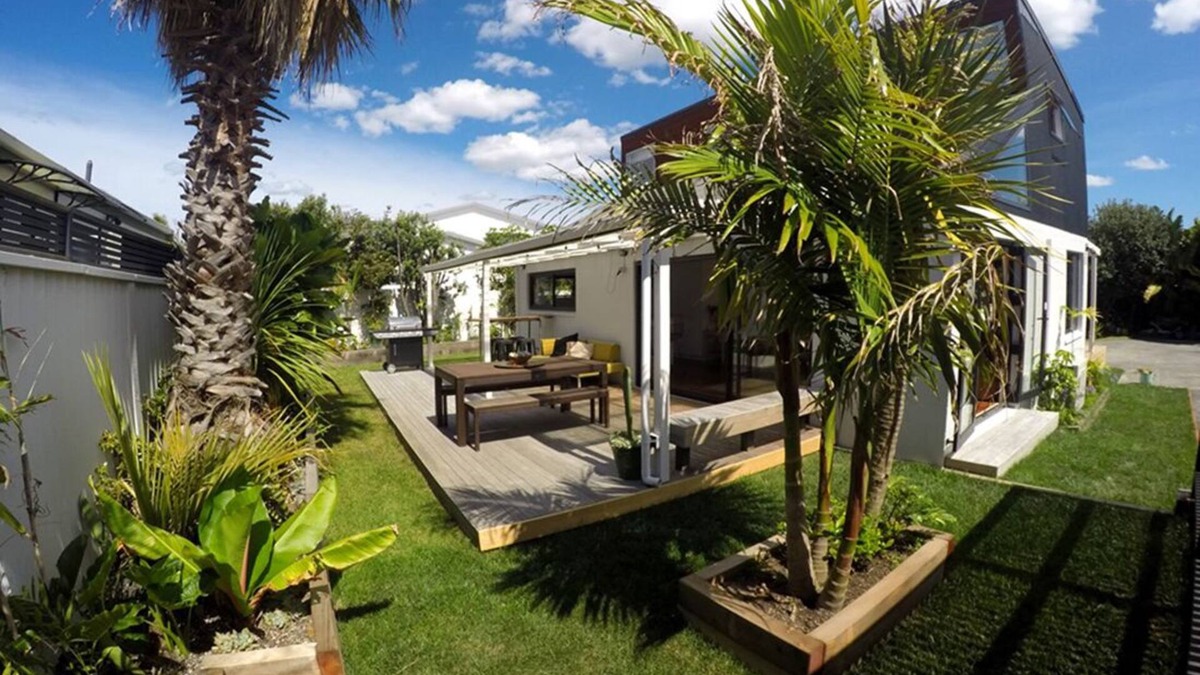 Papamoa Beach House | Aloha Beach House Papamoa - one block from the beach & close to the Coast Shops