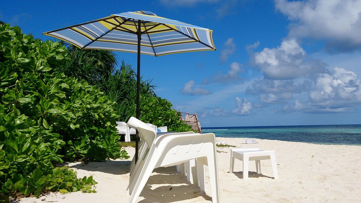 Rasdhoo House | Aloha Rasdhoo, located 5 minutes walk away from the private beach.