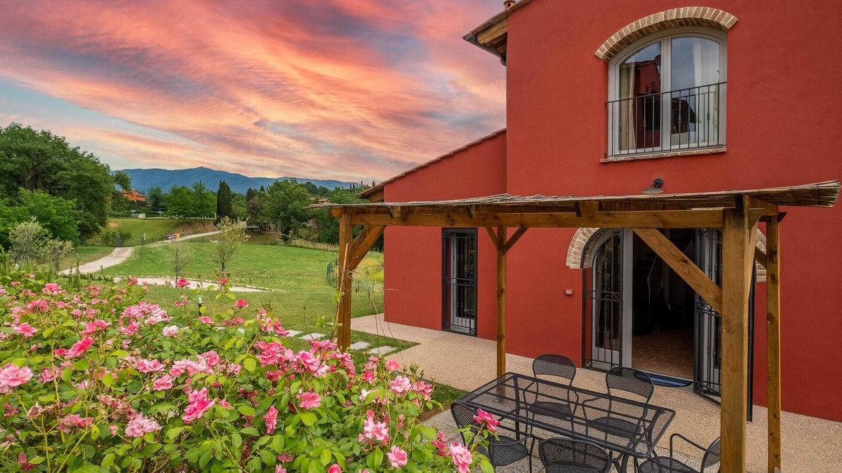 Reggello House | Alone standing flat,private terrace, Wi-Fi, A/C, 2 pools, stunning location.