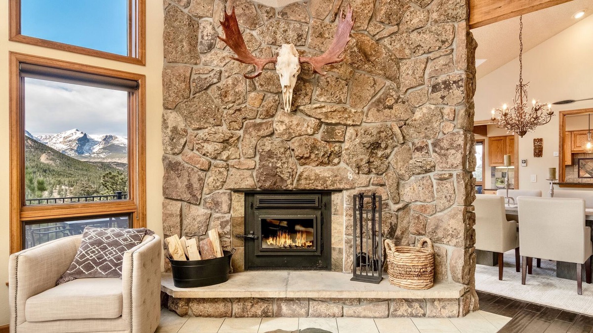 Windcliff Estates House | Alpenglow Vacation Home At Windcliff 4 Bedroom Home by RedAwning