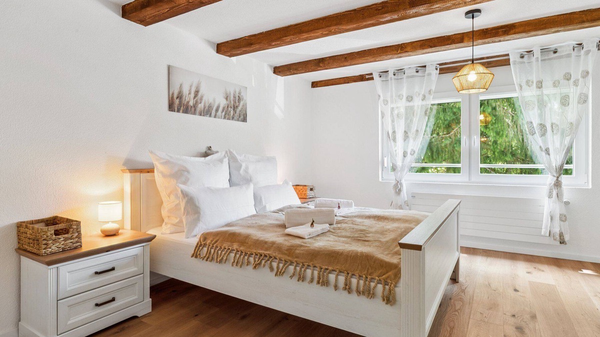 Luchsingen Apartment | Alpenzauber Chalet | mountain view, near Braunwald - bathtub and parking lot