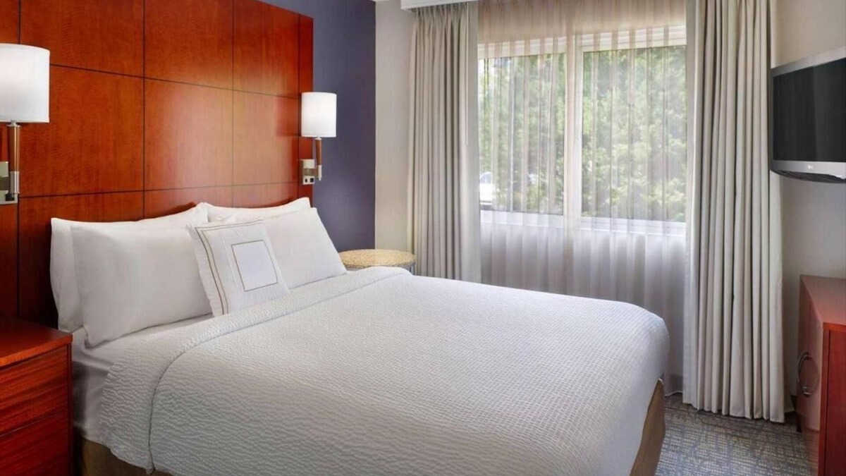 Alpharetta Apartment | Alpharetta Walk of Memories! Spacious Suite with Free Breakfast! Pet-Friendly!