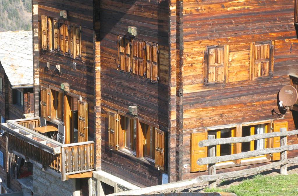 Gasenried Apartment | Alpia 26 - Zwei Zimmerwohnung in traditionellem Walliser Haus