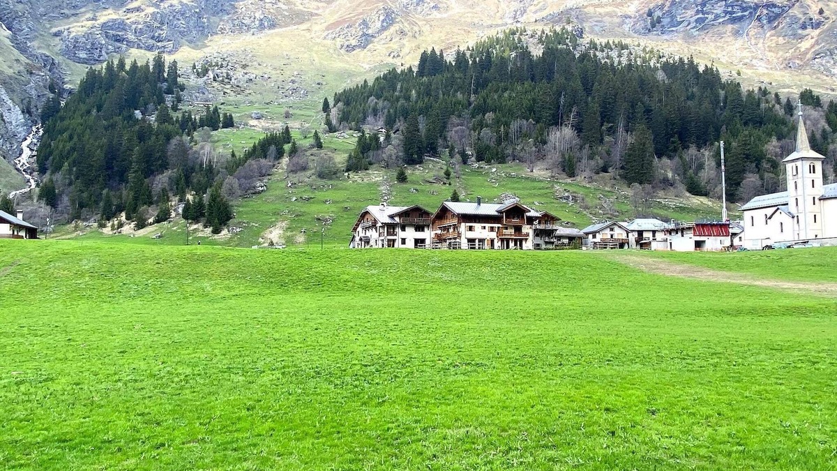 Champagny-en-Vanoise Ski Chalet | Alpine Chalet with Spa and pets