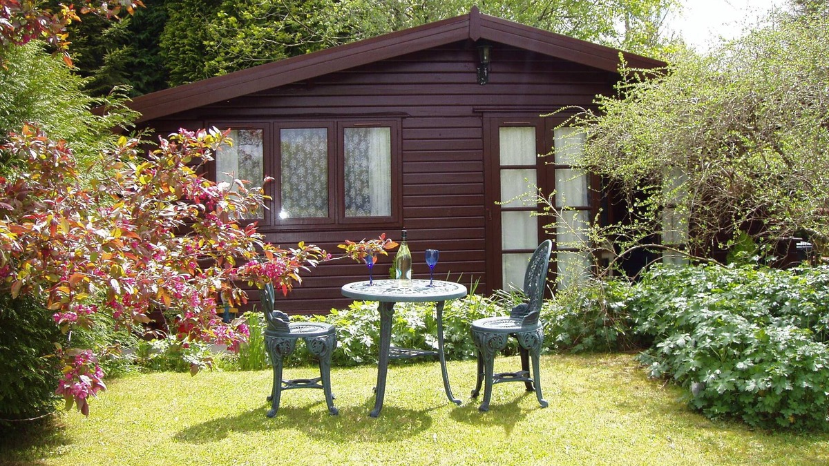 Pontyclun Cabin | ALPINE LODGE, LLWYNAU FARM, LLANTRISANT - 12 MILES FROM CARDIFF. CRF72 8LP. RCT.