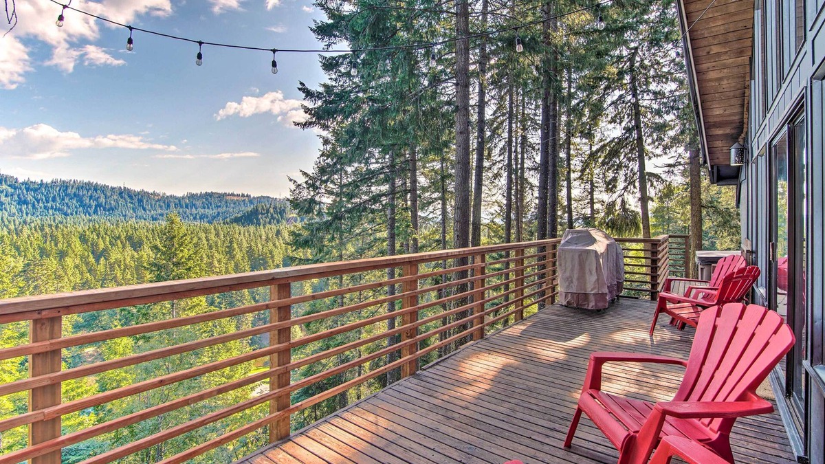 Cle Elum Cabin | Alpine Retreat w/Hot Tub & Mountain Views!