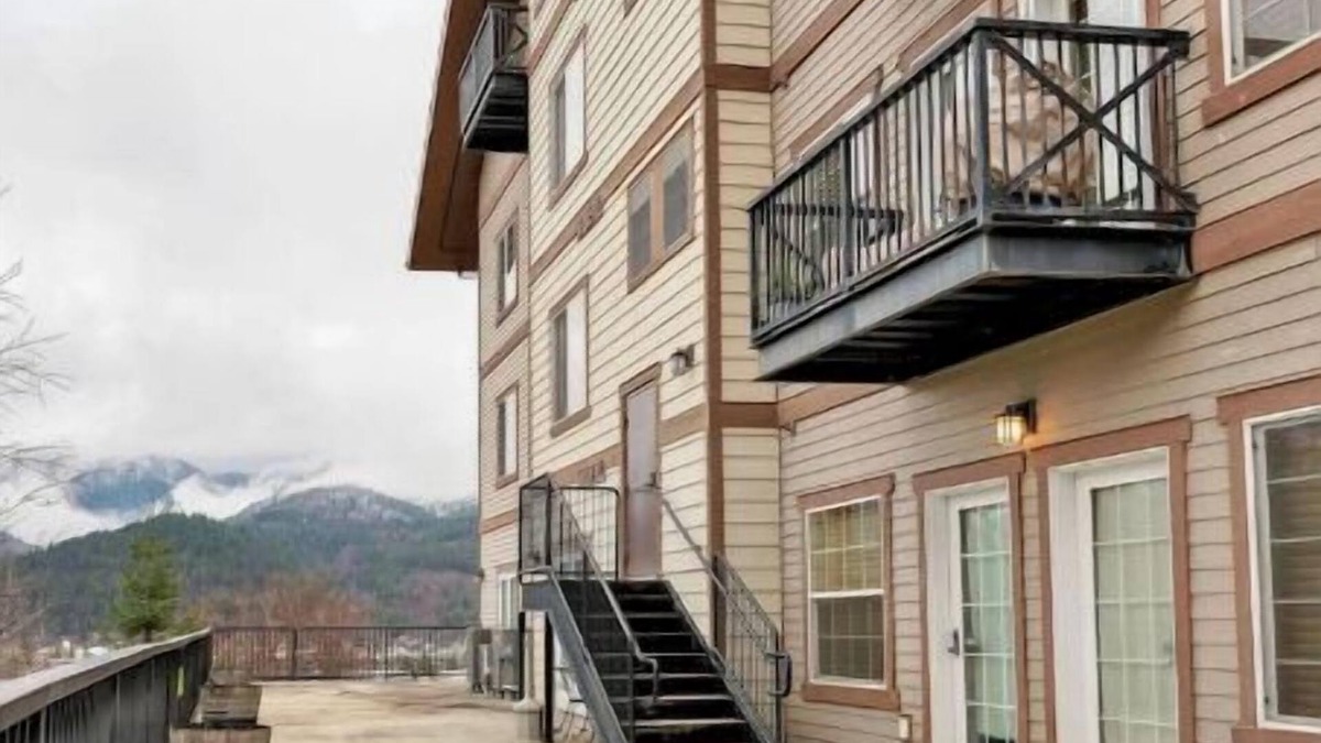 Kellogg Apartment | Alpine Village Suite w/Garage and Saunann