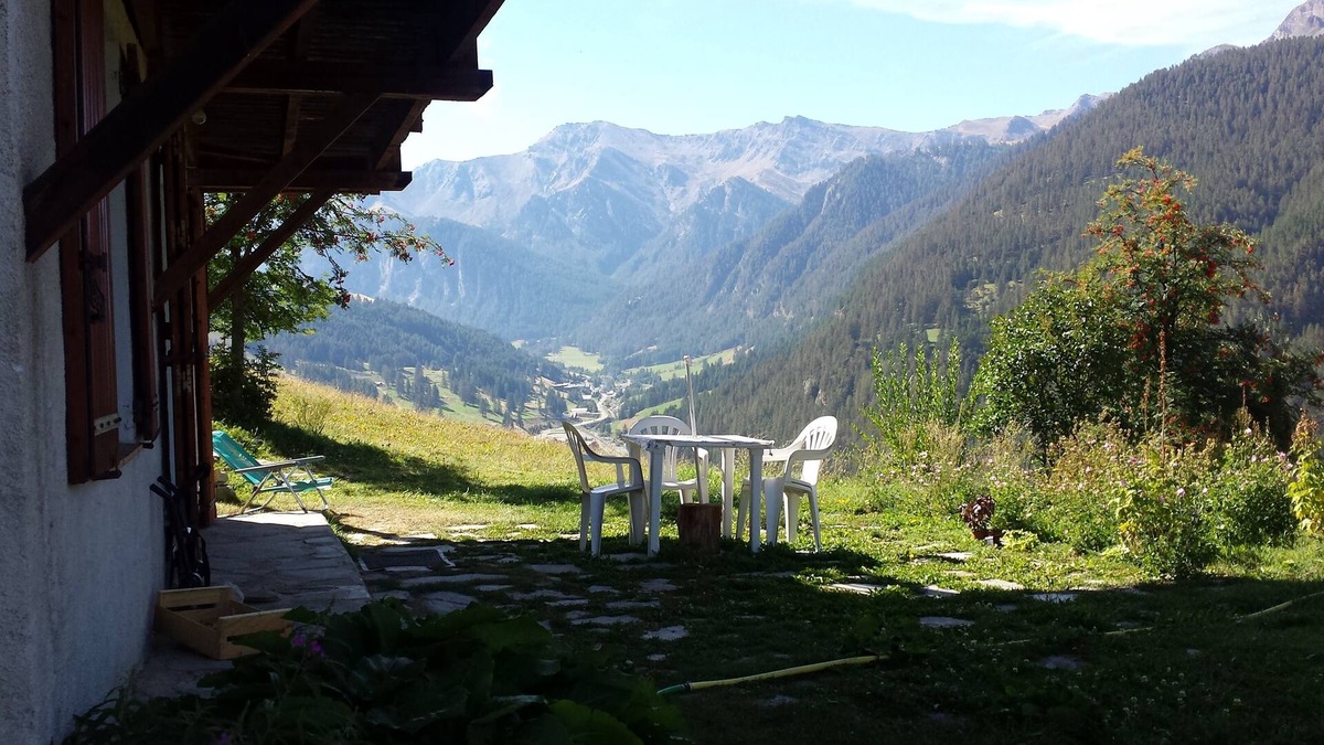 Molines-en-Queyras Ski Chalet | Altitude Chalet in Nature with panoramic view over the valley.
