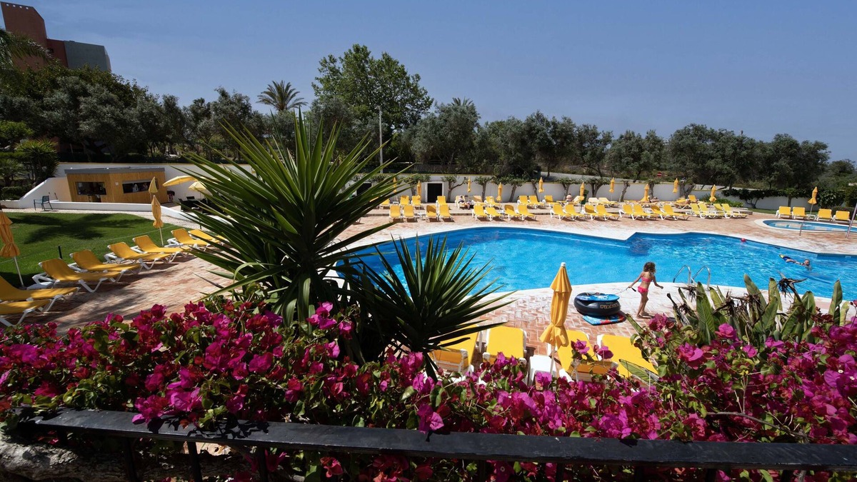 Alvor Apartment | Alto Club, Alvor. Quiet, comfortable apartment in this acclaimed holiday resort