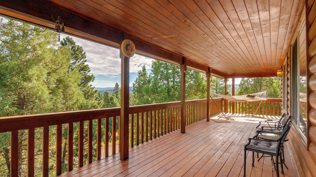 Long Valley Junction Cabin | Alton Cabin w/Deck ~ 2 Mi to Dixie Nat'l Forest!