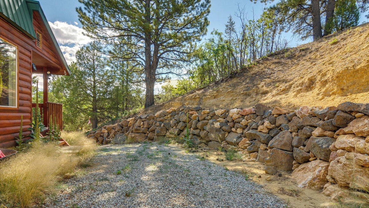 Long Valley Junction Cottage | Alton Cabin w/Deck ~ 2 Mi to Dixie Nat'l Forest!