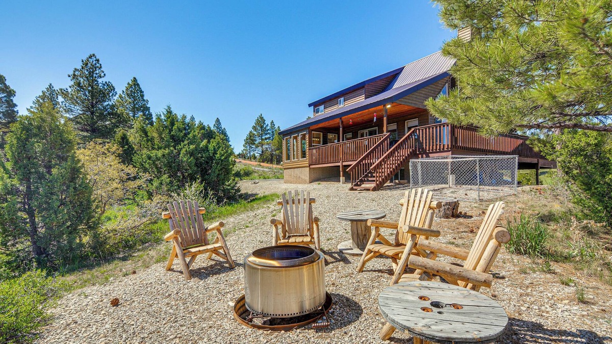 Long Valley Junction Cabin | Alton Cabin w/Wraparound Deck, Forest Views