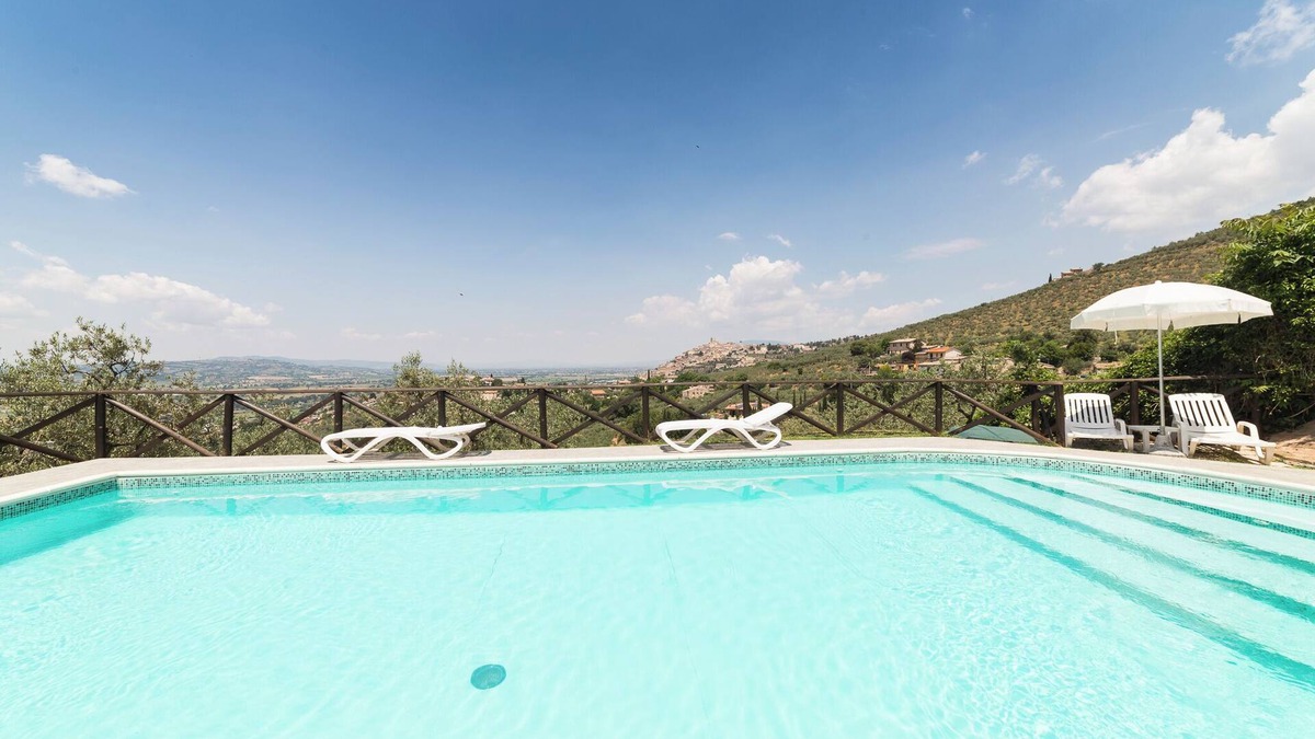 Bovara House | Alvavista1 apartment with pool, 20 minutes drive from Assisi center