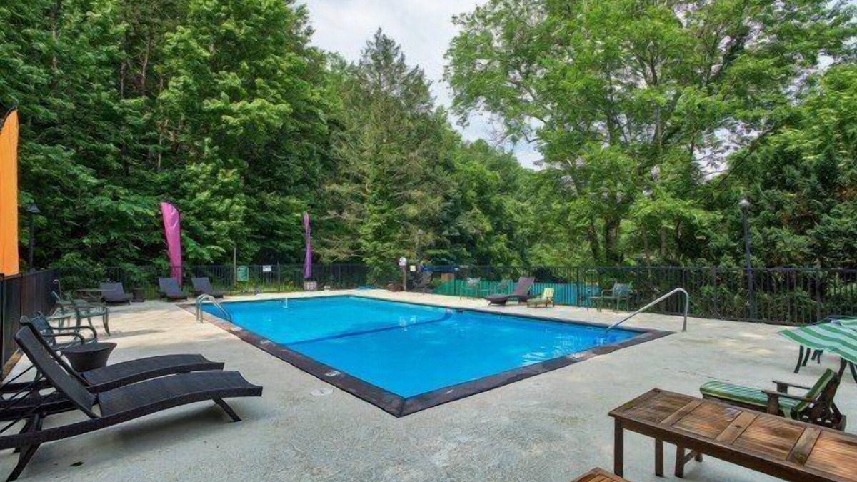 Gatlinburg - Pigeon Forge Cabin | Always Kiss Me Goodnight: Pet Friendly, Free Attraction Tickets, Hot Tub & Pool