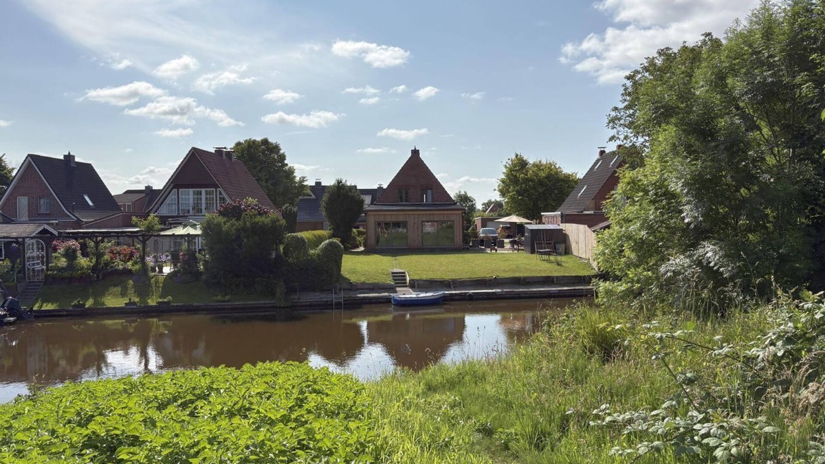 Emden House | Am Tief - Holiday home on the canal on 140sqm for up to 7 people and dogs!