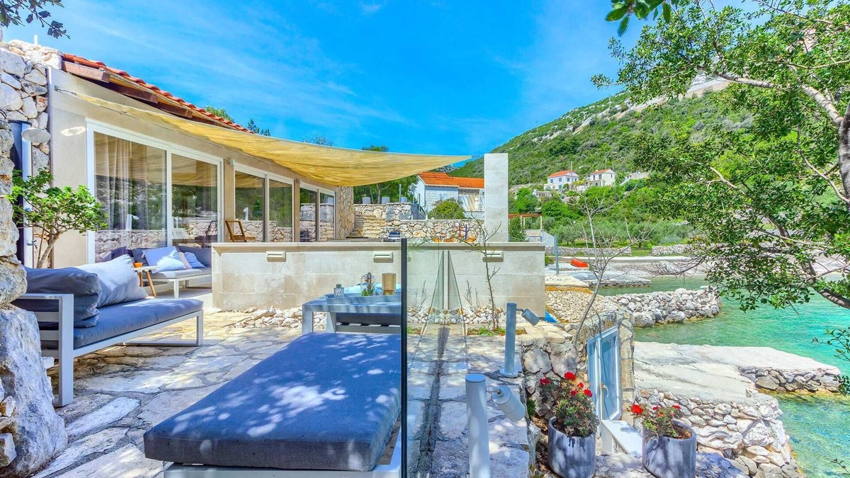 Rasohatica Villa | Amara Cottage - BeachFront gem with a heated pool up to five guests