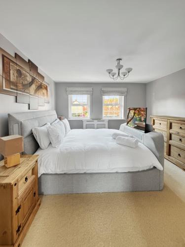 Newark House | Amaya Eight - Large 5 Bedroom - 3 Bathroom house - garden and driveway