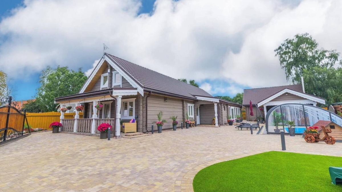 Pentney Villa | Amazing 14 berth villa with private pool at Pentney Lakes in Norfolk ref 34079A