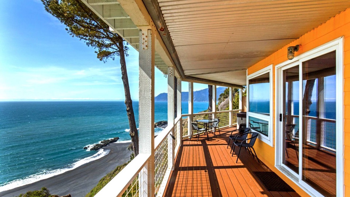 Shelter Cove Condo | Amazing 2 bedroom by OceanviewHotTubs Tesla charging Shelter Cove Oceanfrontn