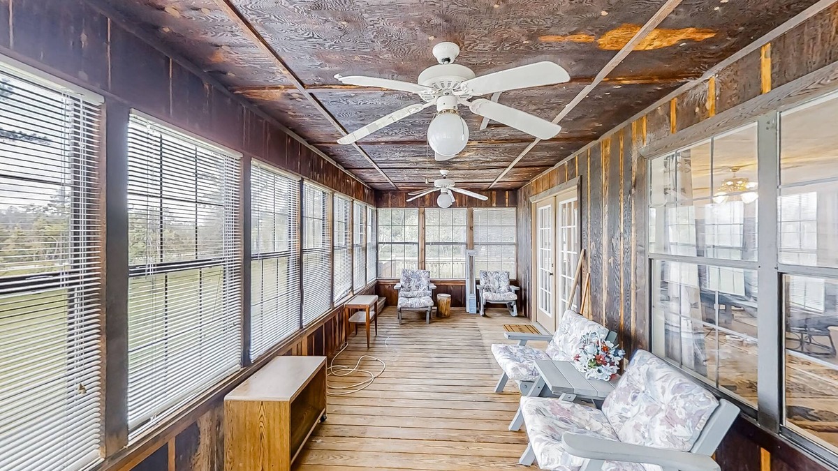 Wewahitchka Cabin | Amazing 2nd-floor home with screened porch, cornhole, grill, central AC, kitchen