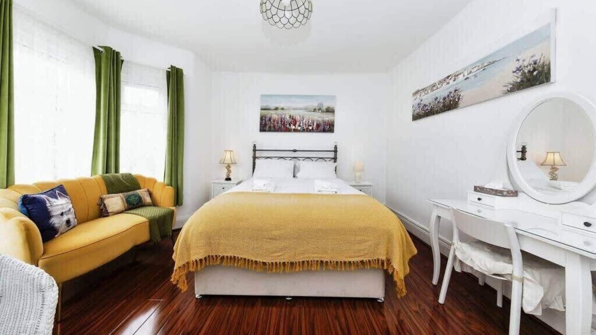 South Norwood House | Amazing 3-Bedroom Property in London