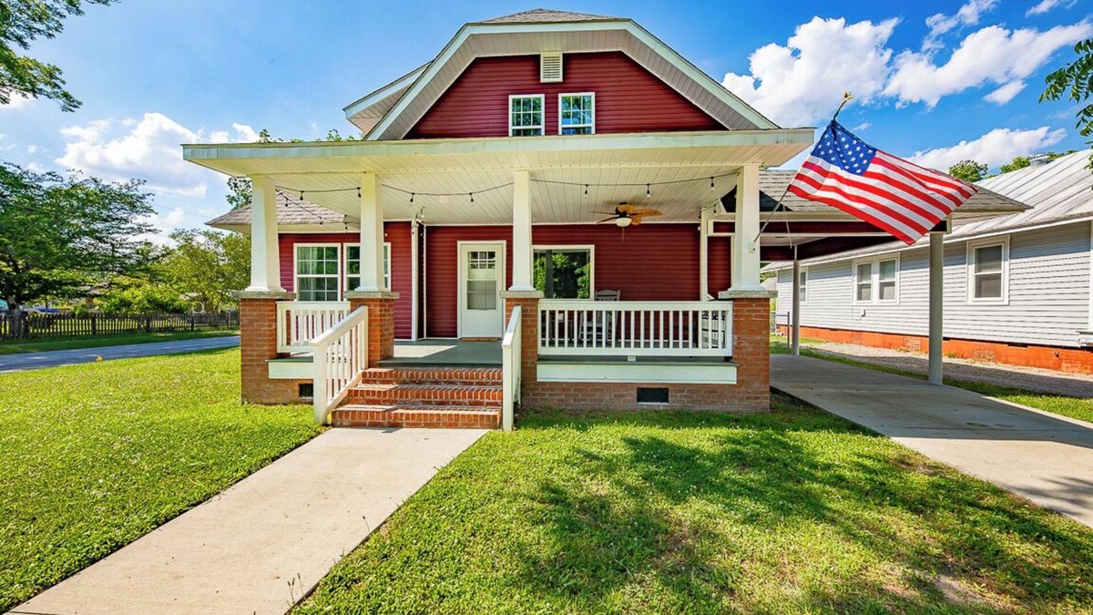 New Bern House | Amazing 3 BR Home | 5 mins to DT | Pet Friendly