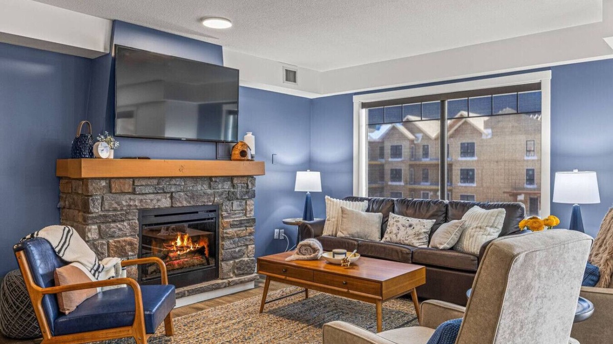 Dead Man's Flats Condo | Amazing 3BR Condo W/Hot Tub Access and Mtn Views!