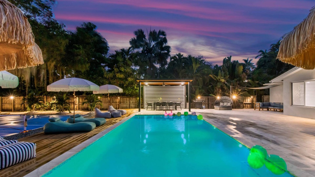 El Portal Villa | Amazing 4BR Villa with Canal View, Beach Volleyball Court