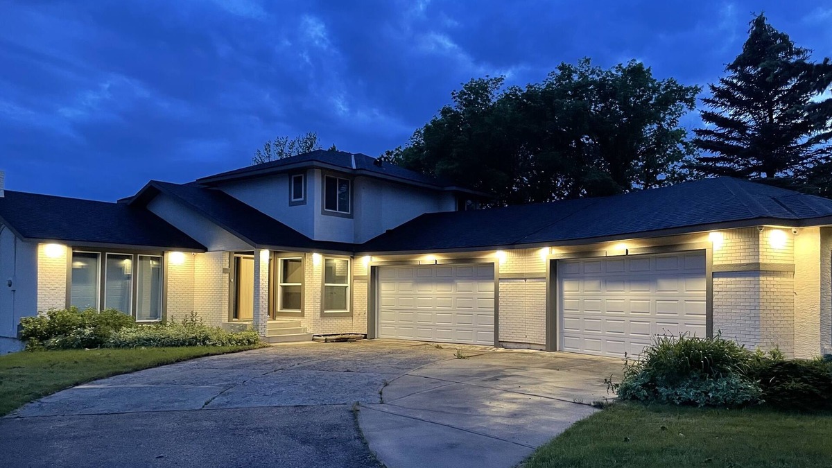 Chestermere House | Amazing 5 Bedroom House on the Lake 20 minutes from downtown Calgary.