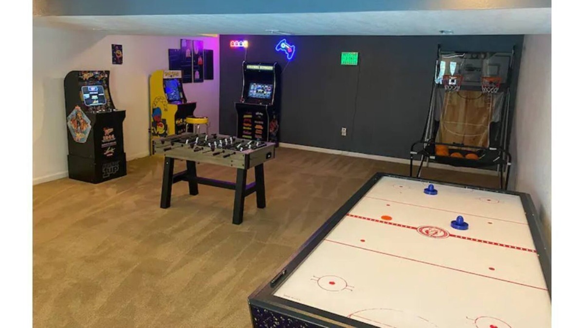 Arnold House | Amazing 5 bedroom home with arcade and pool