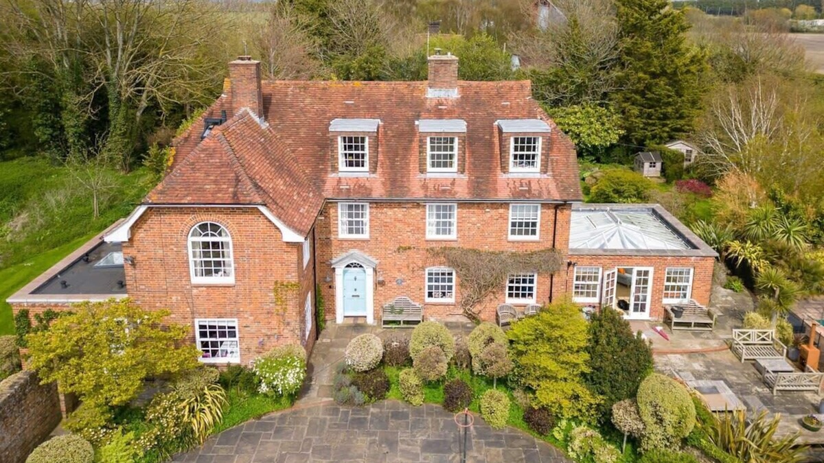 Sidlesham House | Amazing 5 BR Country Home ~ Pool, Gym, Yoga Studio