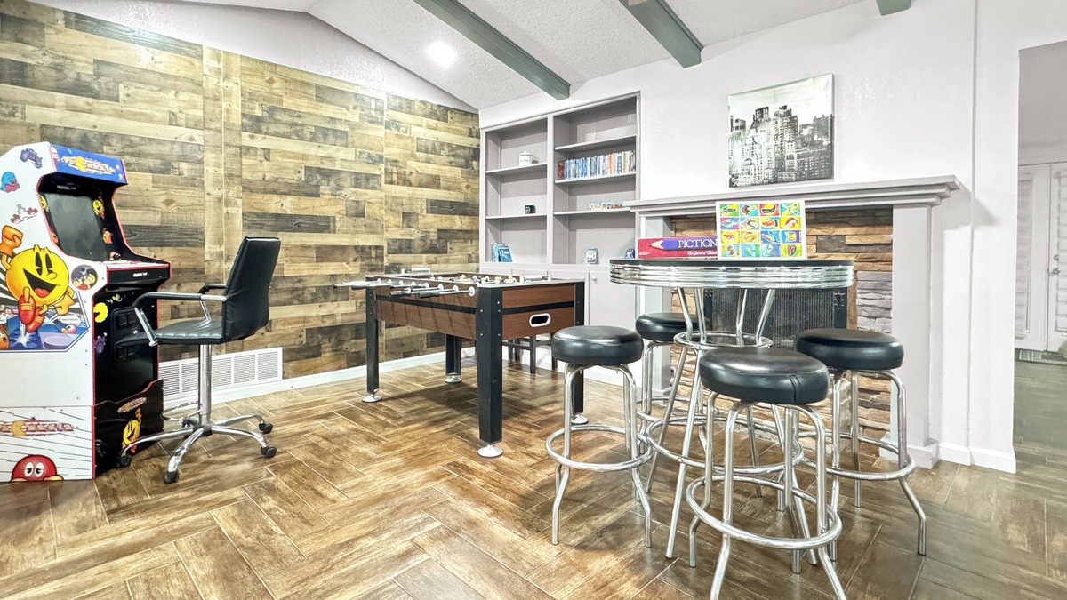 Biggs Field House | Amazing 5brm house with 2 kits, pool, fitness and game room, near i10 & Hospital