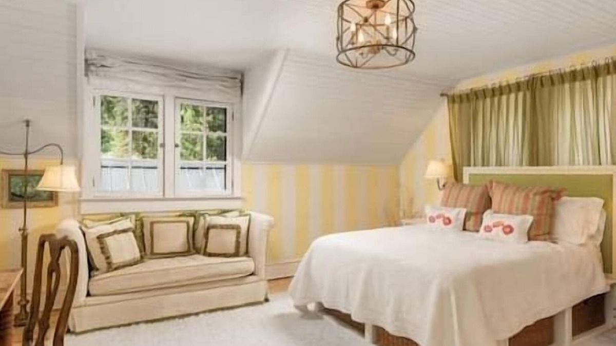 West End House | Amazing 6 Bedroom Home, West End, Hot Tub, Patio!