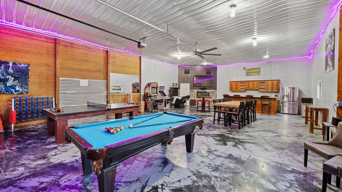 West Des Moines House | AMAZING & A PARTY BARN… HOT TUB, PL TBl, PNG PNG, & ARCADE! ACCESS TO POOLS!