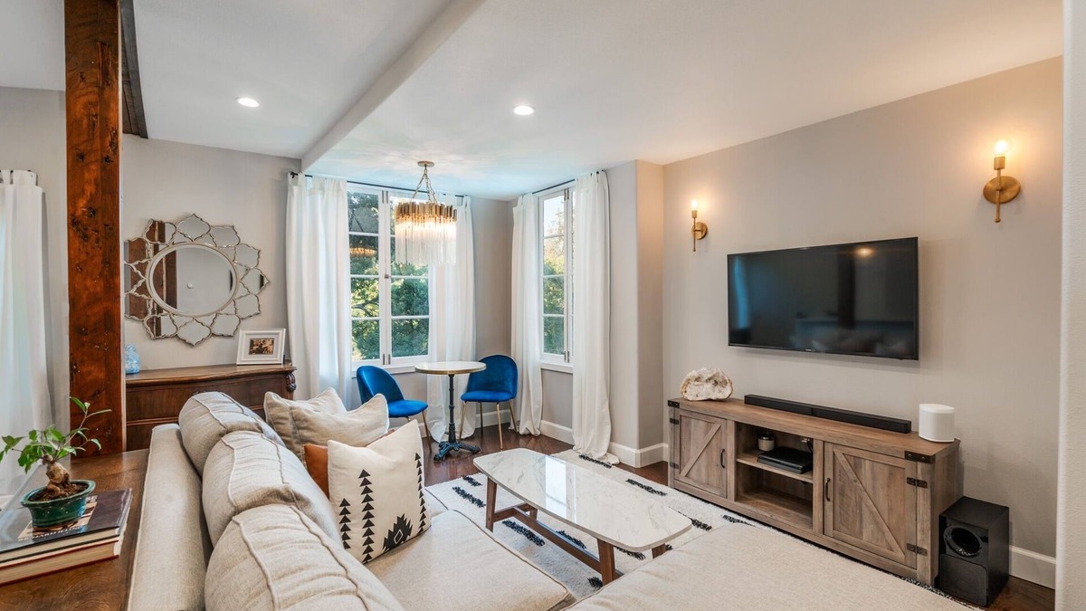 South Arroyo House | Amazing Apartment attached to historic home in Pasadena!