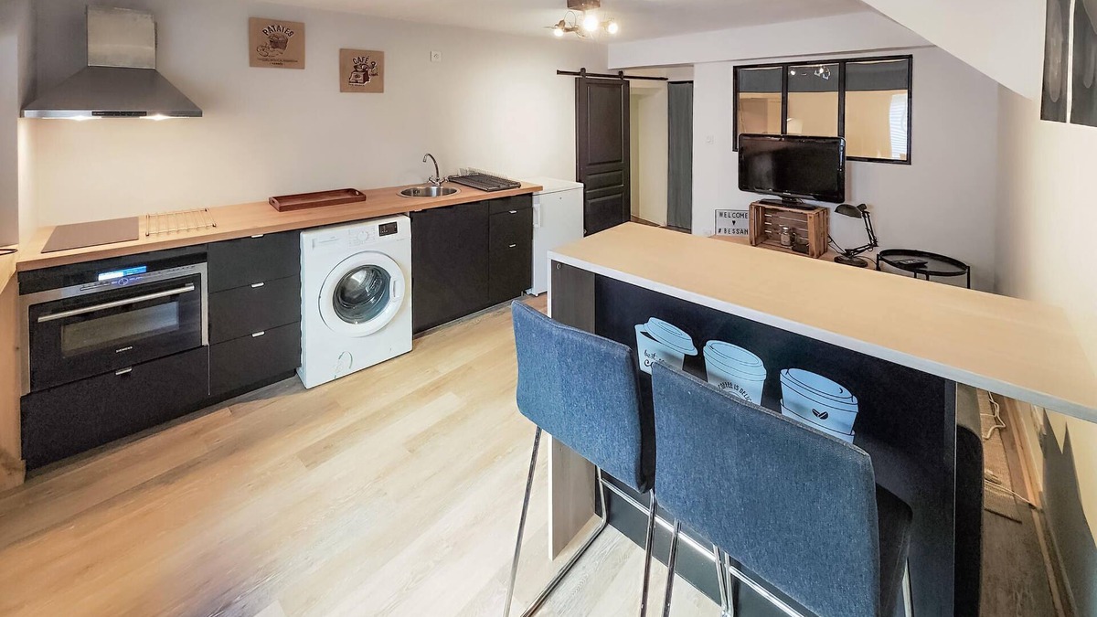 Bessan Apartment | Amazing apartment in Bessan with WiFi