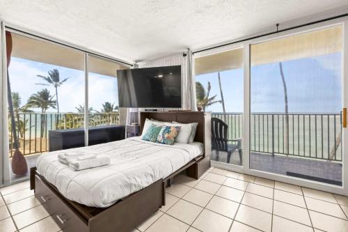 Punaluu House | Amazing Beachfront Condo with AC