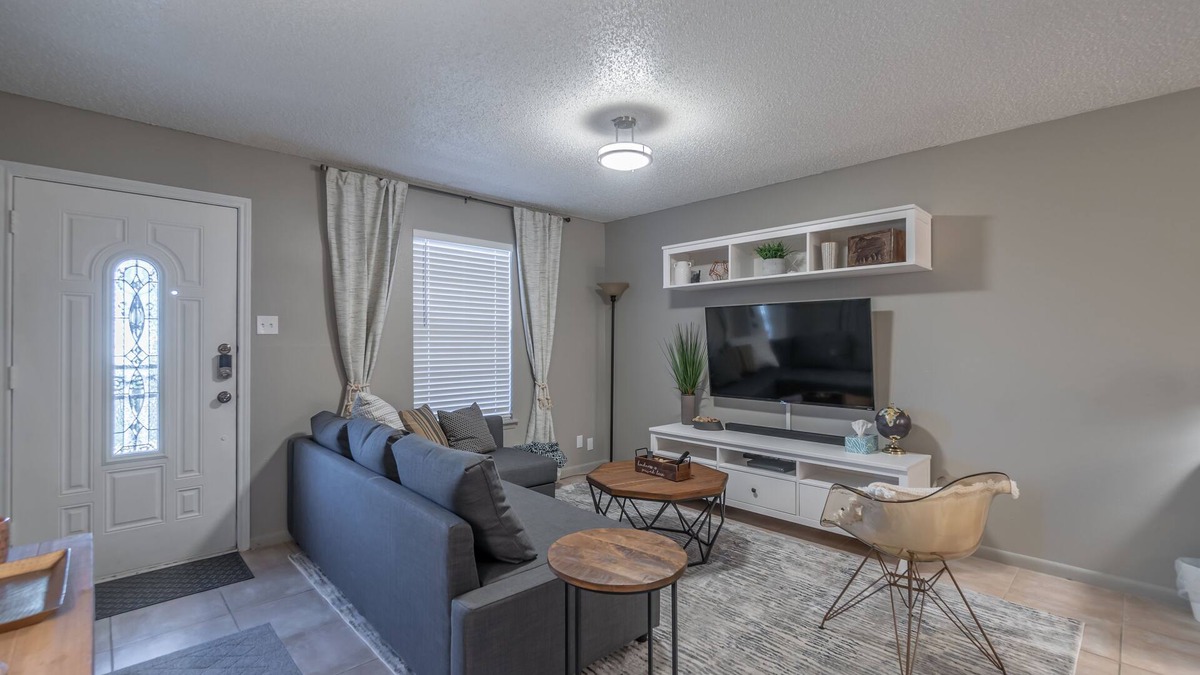 Leon Valley House | Amazing & Comfortable B&B, Rustic & Inviting Feel, NEW BIG A/C Unit and more